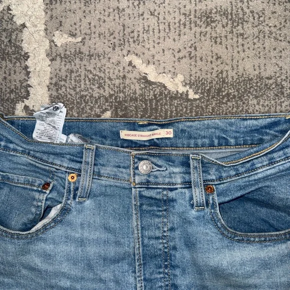 Levi's Women’s Ribcage Straight Ankle Jeans - Picture 2 of 9